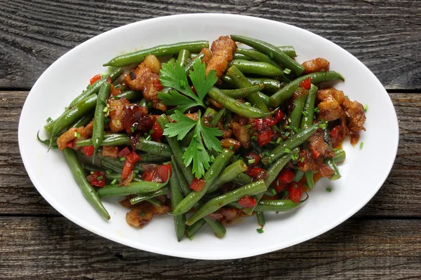 Groene bonen met varkensvlees en paprika — Stockfoto