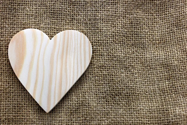 Corazón cortado de madera sobre lienzo — Foto de Stock