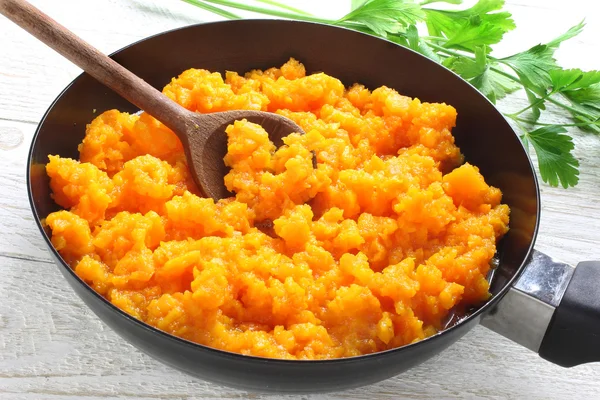 Тушеная морковь в сковороде — стоковое фото