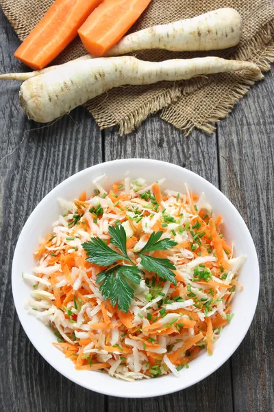 Ensalada de perejil crudo y zanahorias — Foto de Stock
