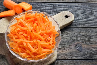 bir tabakta rendelenmiş çiğ havuç