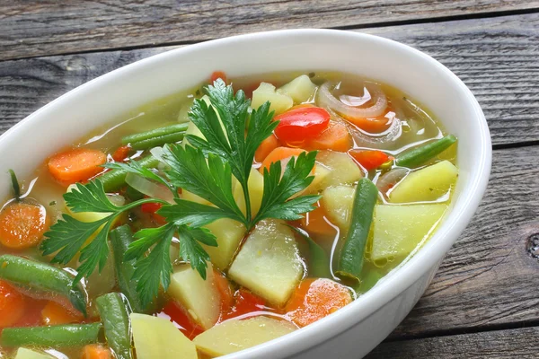 Диетический суп из свежих овощей — стоковое фото