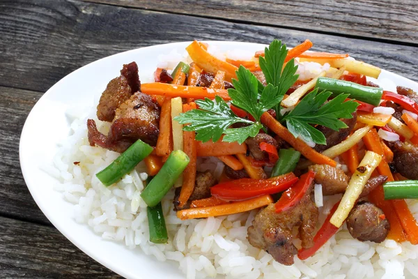 Reis mit Schwein und Gemüse — Stockfoto