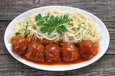 domates soslu domuz eti köfte