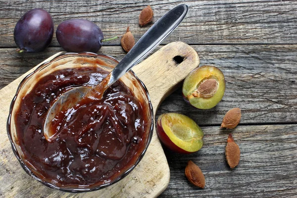 Plum jam in glazen kom — Stockfoto