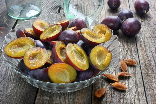 Plums with removed seeds — Stock Photo, Image