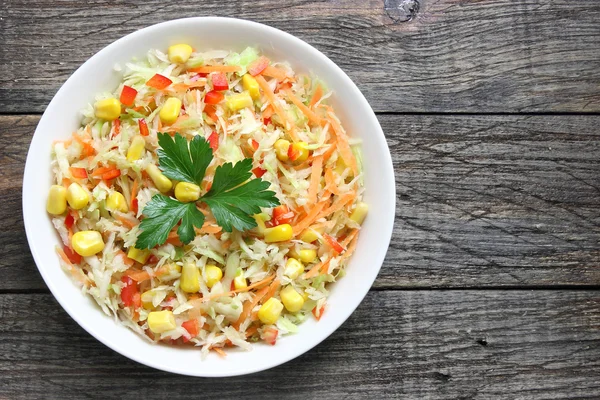 Salada com repolho, cenoura, milho doce e páprica — Fotografia de Stock