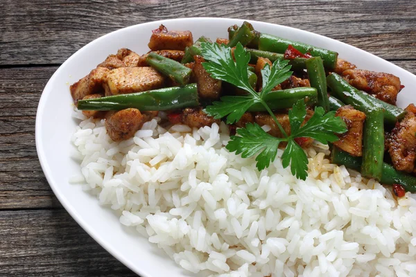 緑色の豆とライスと鶏肉 — Stockfoto