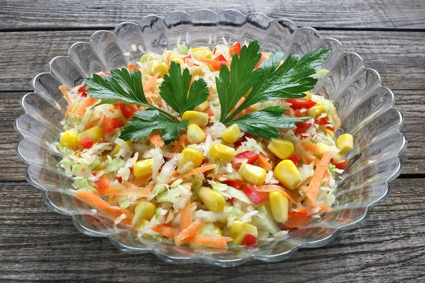 Salada com repolho, cenoura, milho doce e páprica — Fotografia de Stock