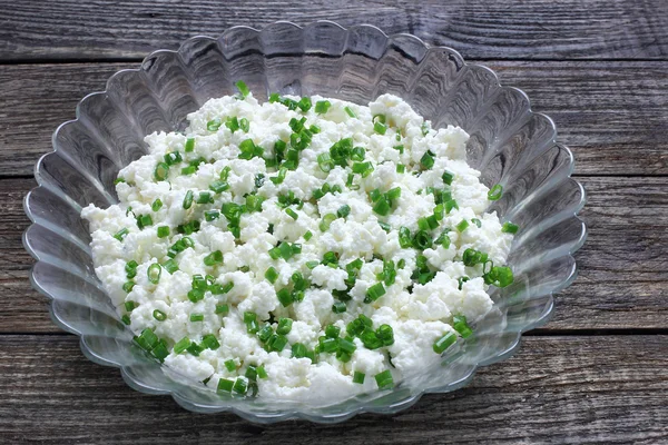 Fromage cottage avec ciboulette dans un bol en verre — Photo