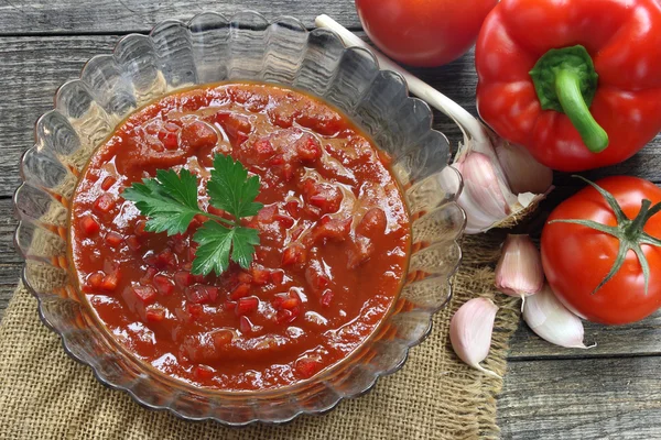 Kall gazpacho soppa i glasskål — Stockfoto