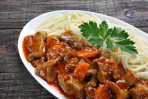 Guisado de carne de porco com macarrão — Fotografia de Stock