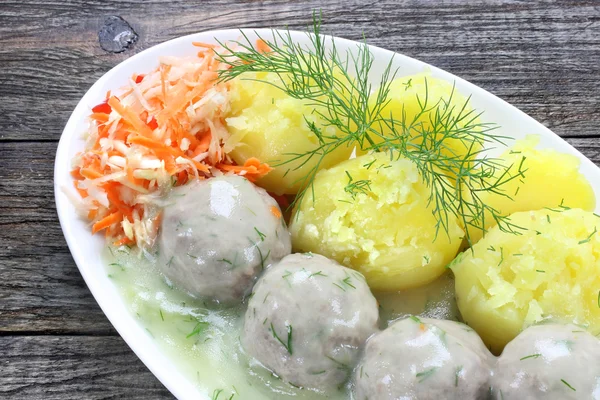 Almôndegas de porco com molho de endro, batatas e salada de legumes — Fotografia de Stock