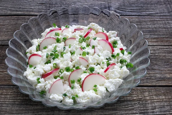 Queijo cottage com rabanete e cebolinha — Fotografia de Stock