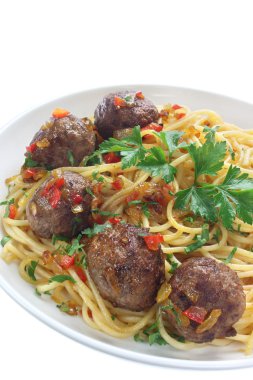 Kızarmış domuz eti köfte makarna ile