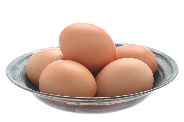 Яйца в старой металлической миске — стоковое фото