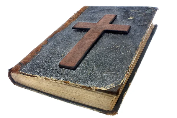 Cruz de madera sobre libro viejo — Foto de Stock