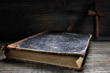 Tahta masadaki eski kitap.