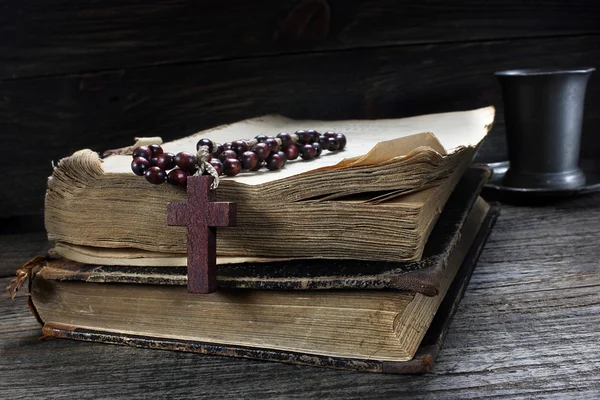 Rosario in legno su vecchi libri — Foto Stock