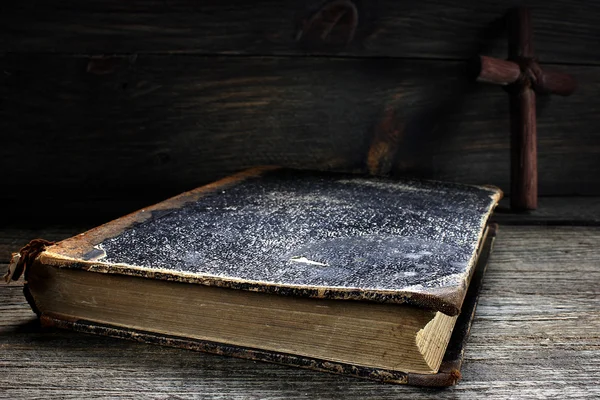 Altes Buch auf einem Holztisch — Stockfoto