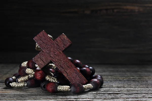 Houten rozenkrans op houten tafel — Stockfoto