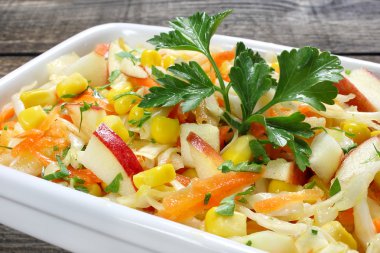 taze lahana, Mısır, elma ve havuç salatası