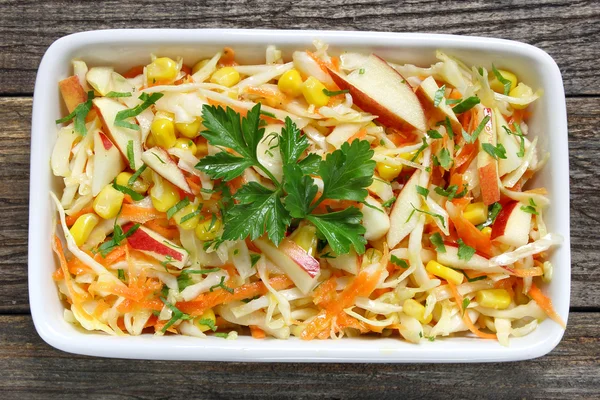 Ensalada con repollo fresco, maíz, manzana y zanahorias —  Fotos de Stock