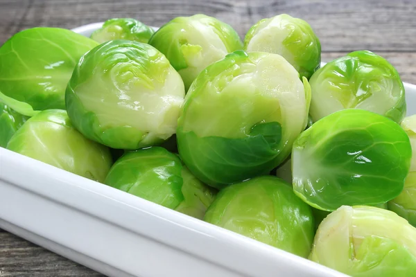 Cooked brussels sprouts in bowl — Stock Photo, Image