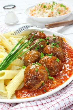 domuz eti köfte makarna ile