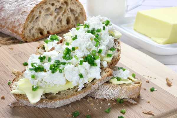 Pan con mantequilla, requesón y cebollino —  Fotos de Stock