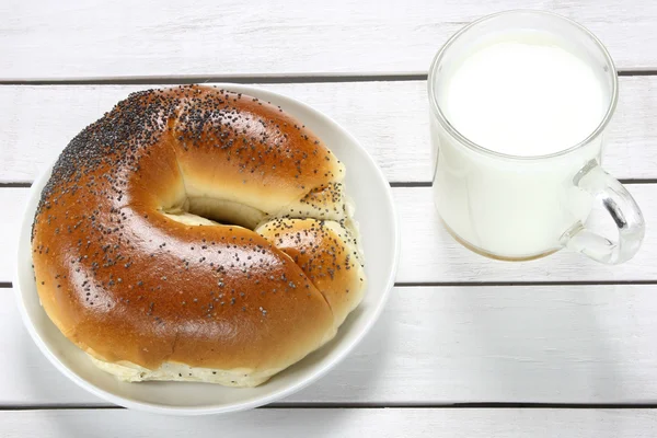 Croissant and milk — Stock Photo, Image