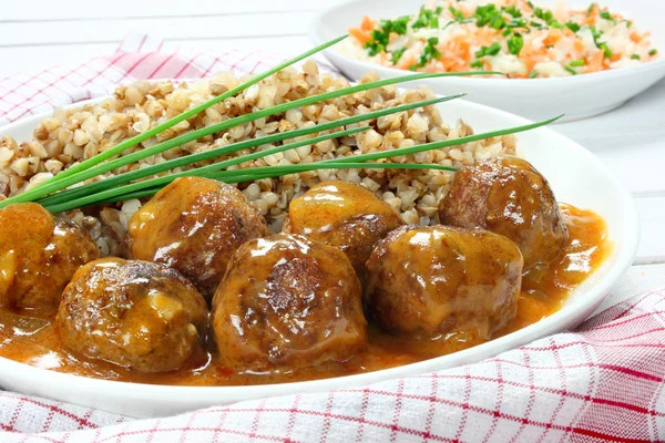 Varkensvlees gehaktballen met saus en boekweit — Stockfoto