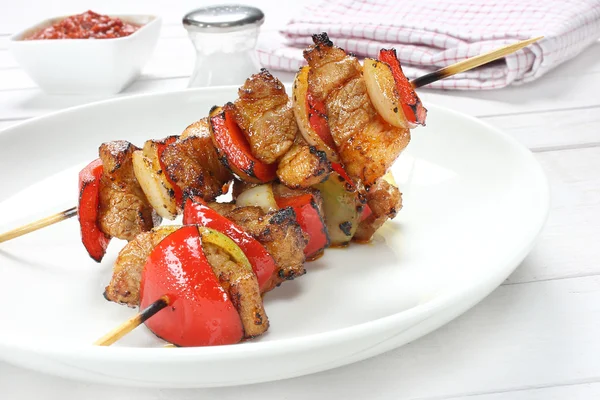 Skewers of pork, onions and paprika — Stock Photo, Image