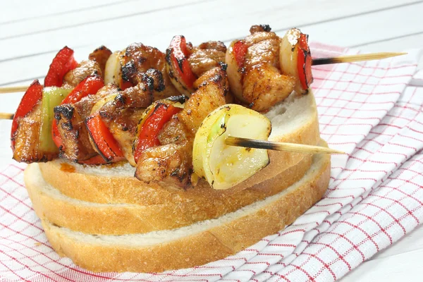 Skewers of pork, onions and paprika — Stock Photo, Image