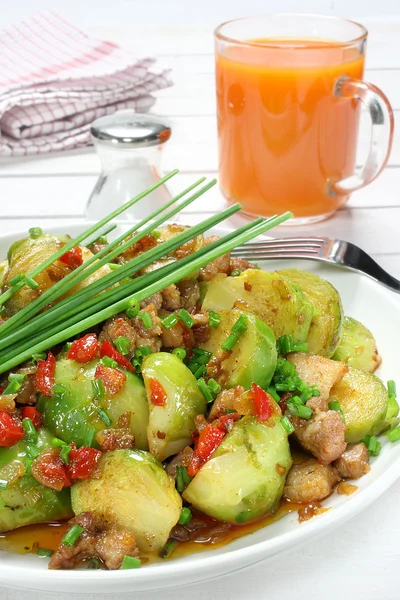 Rosenkohl mit Speck, Zwiebeln und Paprika — Stockfoto