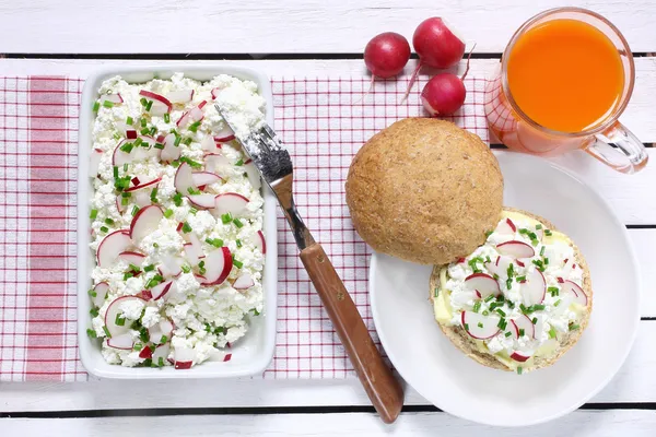 Cottage cheese, bread roll, radish and juice — Stock Photo, Image