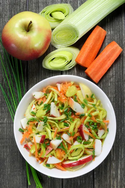 Salad with leek, carrots and apples — Stock Photo, Image