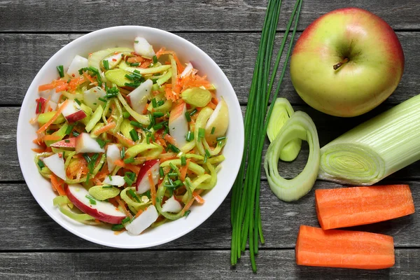 Pırasa, havuç ve elma salatası — Stok fotoğraf