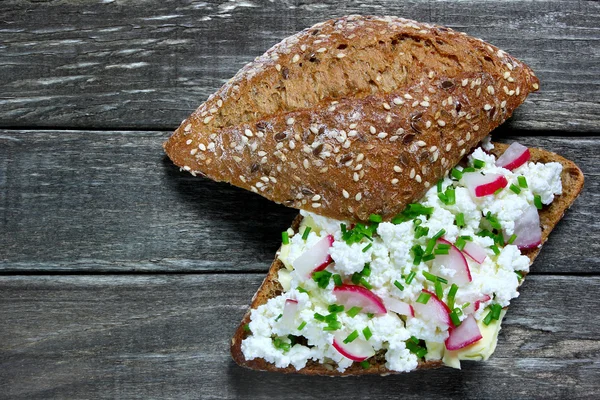 Bread roll with cottage cheese,radish and chives — Stock Photo, Image