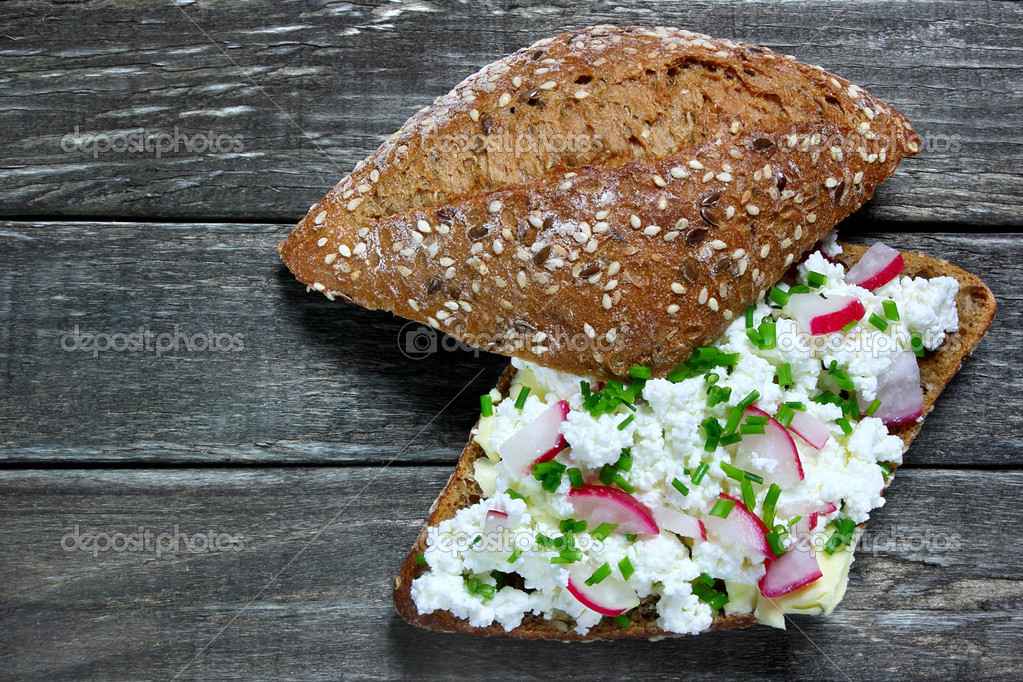 Brötchen mit Hüttenkäse, Radieschen und Schnittlauch — Stockfoto ...