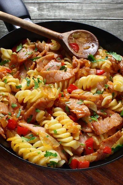 Fried pasta with pork ham and paprika — Stock Photo, Image