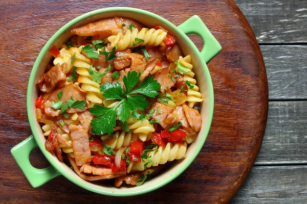 Pastas fritas con jamón de cerdo y pimentón —  Fotos de Stock