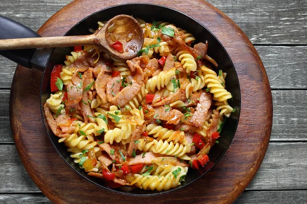 Fried pasta with pork ham and paprika — Stock Photo, Image