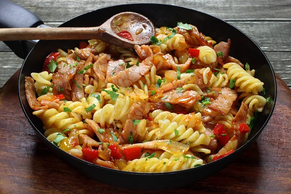 Stekt pasta med fläsk skinka och paprika — Stockfoto