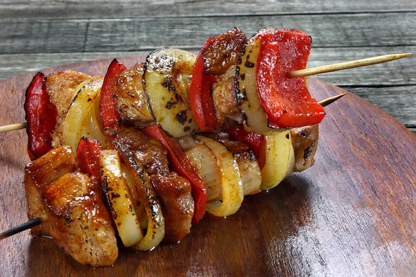 Brochetas de cerdo, cebolla y pimentón —  Fotos de Stock