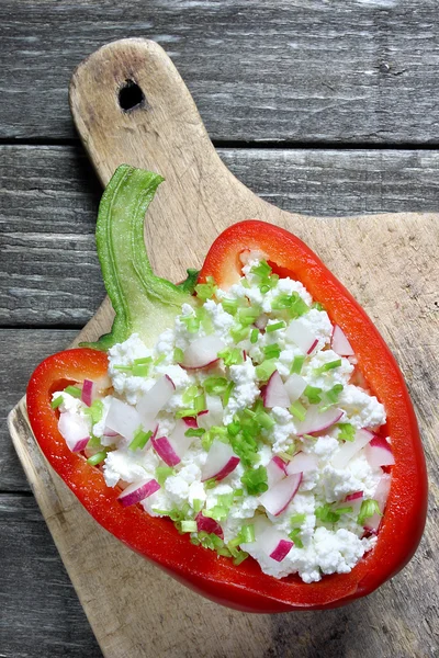 Paprika recheado queijo cottage com rabanete — Fotografia de Stock