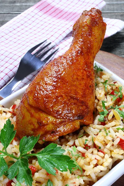Stekt kyckling ben med ris — Stockfoto