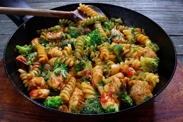 Pasta with chicken, broccoli and paprika — Stock Photo, Image