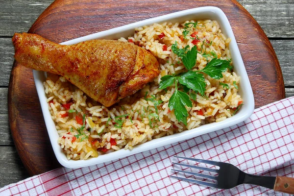 Gebratene Hühnerkeulen mit Reis — Stockfoto