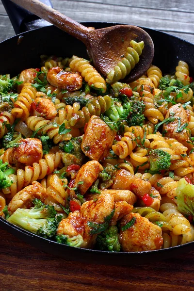 Pasta with chicken, broccoli and paprika — Stock Photo, Image